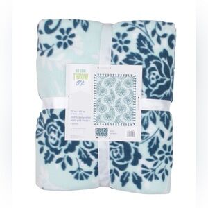 Blue Paisley No Sew Fleece Blanket 72” Wide